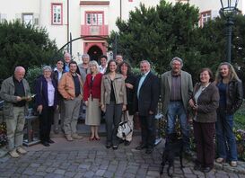 Foto: Die Teilnehmer/innen der Jungweinprobe vor dem Eingang zum Schlossrestaurant